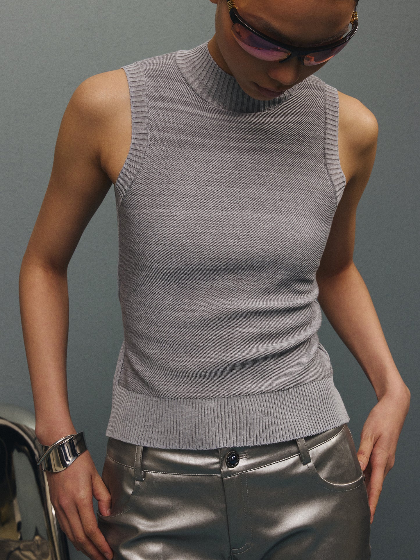 Knit Mock Neck Open-Back Vest/6020TOP