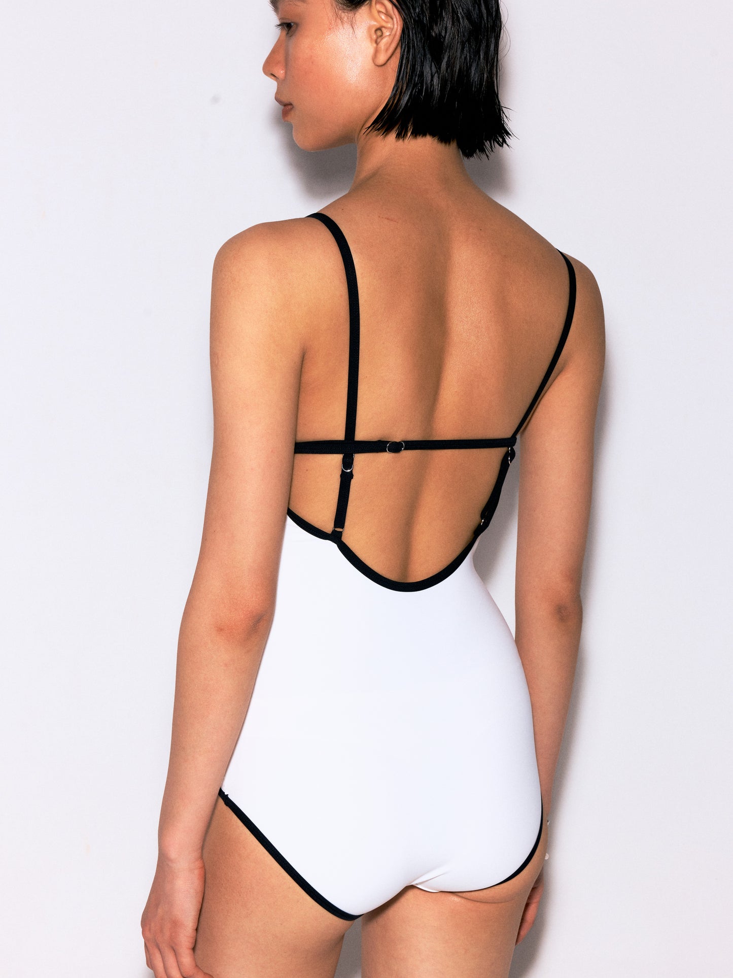 Clashing colors one-piece swimming costume1080p